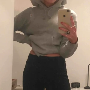  - En grå champion hoodie köpt i USA, vet inte exakt vad den kostar nu men skulle gissa 700-1000kr. I princip helt oanvänd och köpt för ungefär ett år sen. Den är i storlek S.