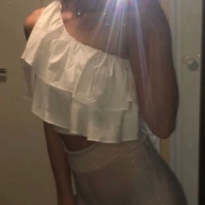 Topp - Jättesöt topp från Zara, men svårt att få en bra bild på. Frakt ingår ej:):):))::)