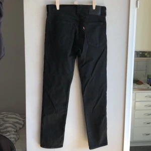 Svarta Levisjeans - Helt oanvända svarta Levisjeans. Straight fit. 