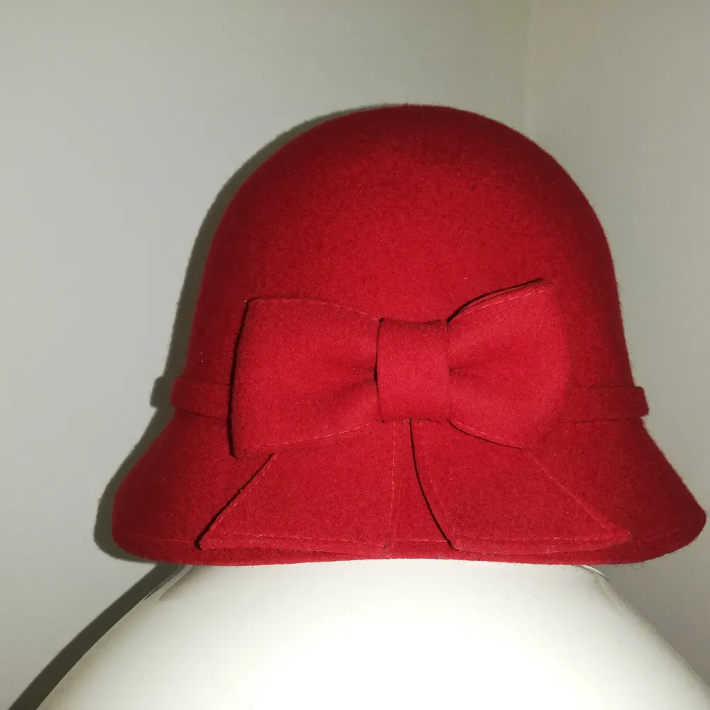 100% wool red hat. C&A. Works better with short hair cuts. . Accessoarer.