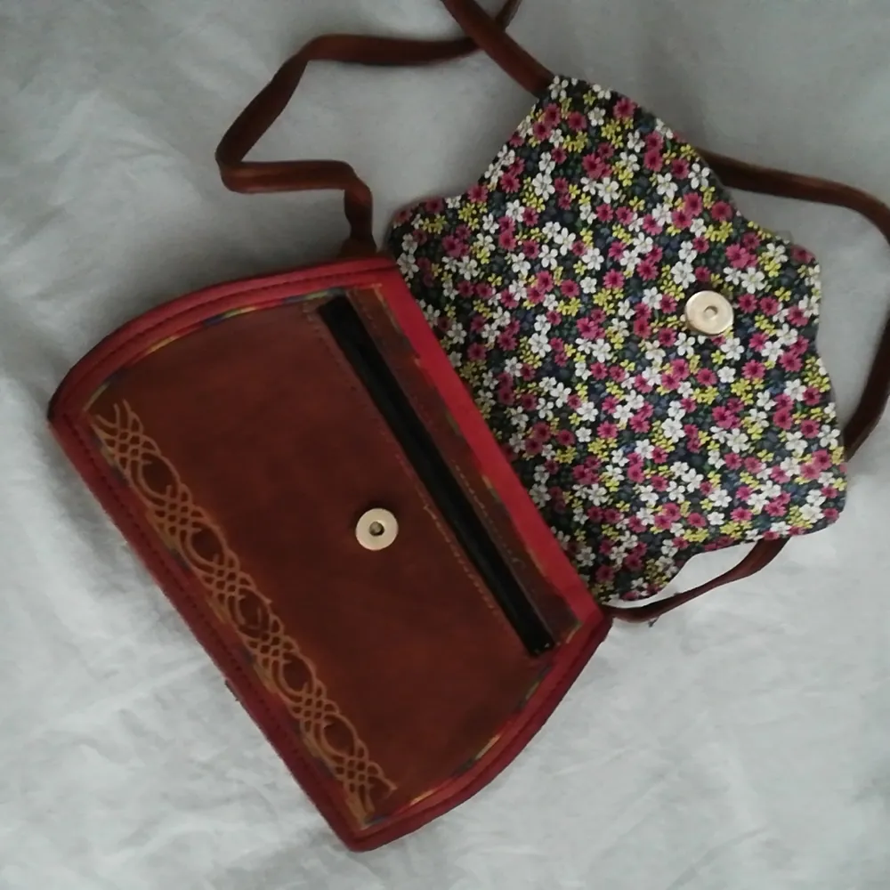 Handmade bohemian leather bag. Brown with red blue and yellow detailing. . Väskor.