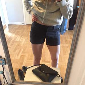 Mörkblå shorts från Bik Bok ✨