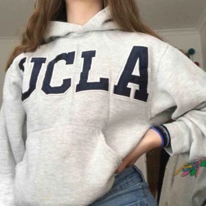  - Skitsnygg hoodie med bra passform! Säljs för att den tyvärr är lite för liten på mig:( kan mötas upp i Stockholm men annars står köparen för frakt☀️💘