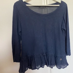 Tessie blus - Fin blus från Tessie i fint skick. Genomskinlig rygg och volang längst ned. 