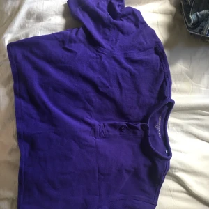 Uppsydd T-shirt  - Mkt uppsydd as u can see på andra bilden. Är från dressman så storleken är egentligen för män.