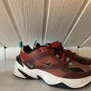 Nike Wmns M2K Tekno - Den populära M2K Tekno i Mahogany Mink. I mycket bra skick, säljs pga för stora ;(( Du betalar frakten