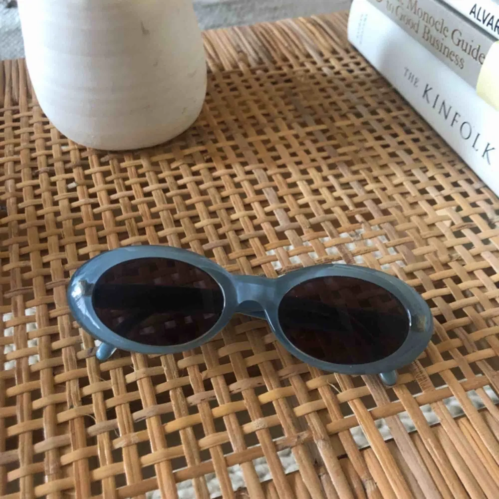 Vintage solglasögon från mulberry i mycket fint skick. Har tyvärr inte kvar orginal fodralet, skickar dom i ett fodral köpt hos en optiker. Köparen står för frakt 💕. Accessoarer.