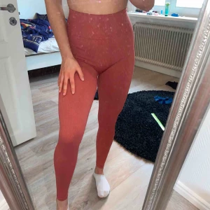 H&M tights  - Säljer mina träningstights som jag köpte förra veckan, superfina men råkade beställa två! De är nästan slutsålda överallt i XS! Inköpspriset var 299 kr