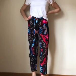 Snygga byxor!  - Pösiga byxor från Monki! Använda en del men ändå inrikting bra skick.  Frakt ingår! 