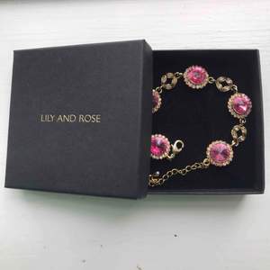 Armband från Lily and Rose   Guldigt med rosa stenar Endast använt ett fåtal gånger