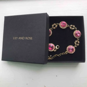  - Armband från Lily and Rose   Guldigt med rosa stenar Endast använt ett fåtal gånger