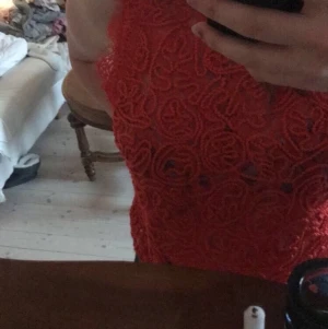 Zara tröja röd spets - Säljer pga jag inte använder den längre, är i bra skick! Köparen står för frakt. 