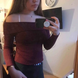  - En fin mjuk off shoulder tröja som tyvärr inte kommer till användning. Knappt använd alls, är som ny