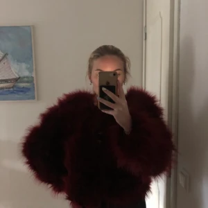 VINRÖD PÄLSJACKA - vinröd oanvänd pälsjacka (fejk såklart). Aldrig använd, strl S-M beroende på hur man vill att den ska sitta. Köparen står för frakt 📦 