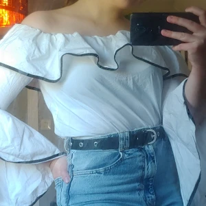 Vit topp från Zara - Vit topp från zara i jätteskönt material🦋✨ xs men sitter som s på mig