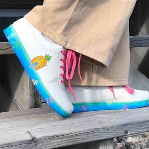  - Ett par nymålade sneakers med temat svampbob köpta från stadsmissionen. Storlek 39-40 men funkar även för 38. ✨🦋🌇🎨👟