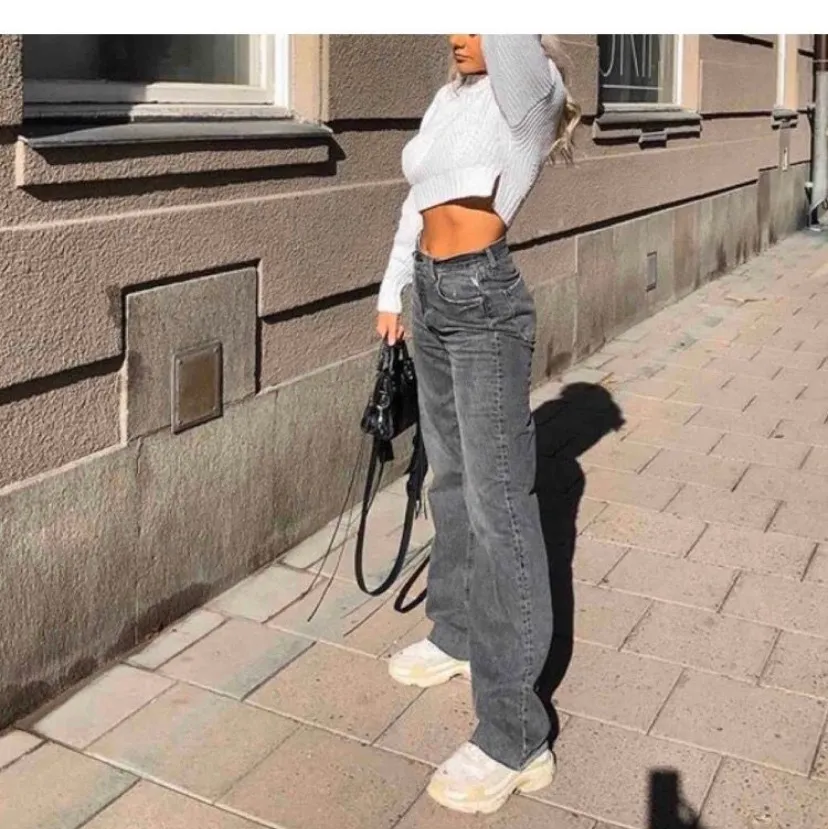 Fina byxor från zara de är slut sålda och är helt i nyskick . Jeans & Byxor.