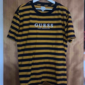  - Oversized Guess T-shirt knappt använd. Köpt för 700 kr 