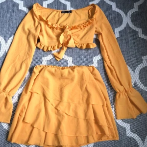 Set från Boohoo - Jätte fint gult set från Boohoo som tyvärr är för litet för mig 😔💛 Det är en byxkjol med matchande topp. Frakt tillkommer. Högsta bud just nu 140kr+frakt