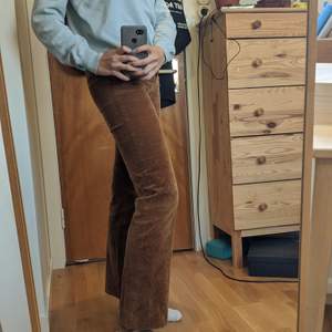 Supersköna byxor från HM i manchester! De är storlek 36 men passar mig bra som normalt har 38. Jag är 176 cm, priset kan diskuteras 😊