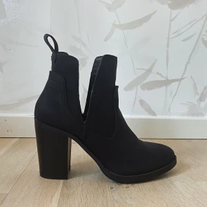 Boots / stövletter 37 - nya - Skitsnygga med öppningen, jättefint till jeans/ kostymbyxor! Helt nya sköna boots perfekt till vår sommar och höst. Köpta i australien på en butik som heter Rubi, garanterar att ingen här i Sverige har likadana. Inköpspris 370kr säljer för 200. Storlek 37