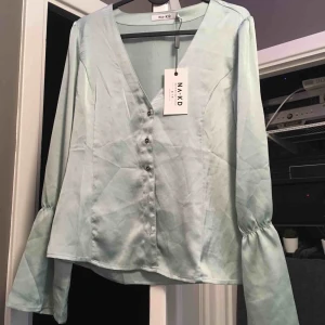  - Väldig snygg mintgrön blus, aldrig använd med lapp på. Säljer för att den kommer aldrig till användningen. Färgen är bomb 🍀☘️🍏