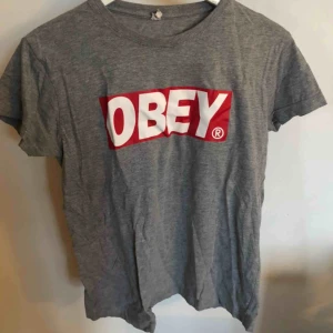  - Tisha från obey. Frakt tillkommer! 