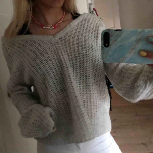 Grå stickad tröja - Ljusgrå stickad tröja, perfekt till sommarkvällar💓