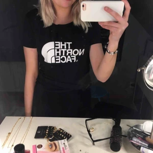  - North face t-shirt, inte använd💛