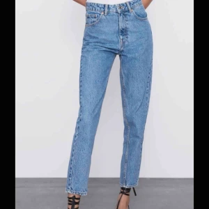  - Säljer de här momjeansen från Zara. Tveka inte att höra av dig 🌸