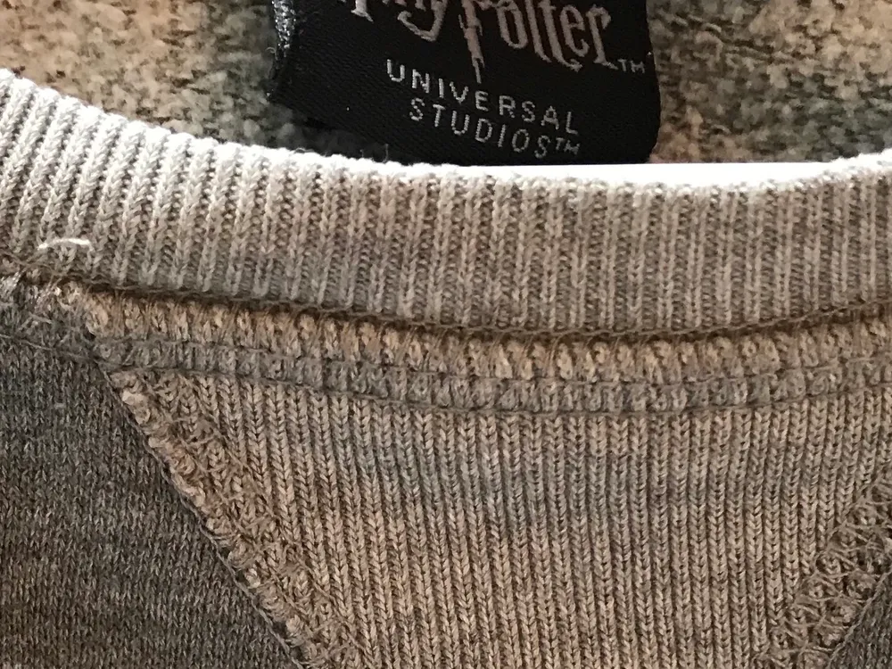 Grå tjocktröja med rawnclaw motiv och emblem. Köptes på The wizarding would of Harry Potter så officiell Harry Potter merch. Frakt betalas av köparen och ligger på ca 50 kr.. Tröjor & Koftor.