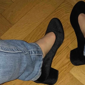  - Superfina svarta sammets klackar från River Island. Knappt använda. Frakt tillkommer eller mötas upp i Stockholm :)