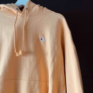  - Champion hoodie i färgen peach. Nypris 1000kr. Tröjan är använd några få gånger.   Priset är exklusive frakt.