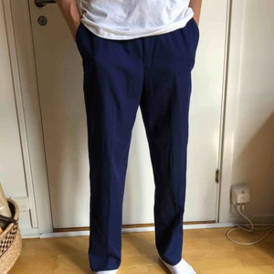  - Tjusiga byxor i mörkblått. Det står storlek 14, men de passar perfekt för mig som har storlek 30 i midjan. Kan tilläggas att jag är 180 cm lång.