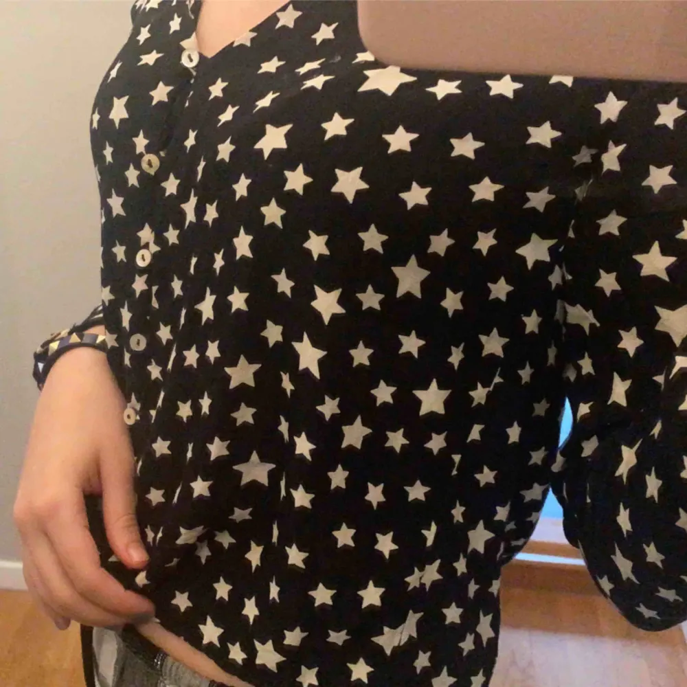 Säljer denna skit snygga stjärniga skjortan från zara som jag köpte förra året, den är i storlek XS ❣️❣️ säljer eftersom jag inte använder den längre!. Blusar.