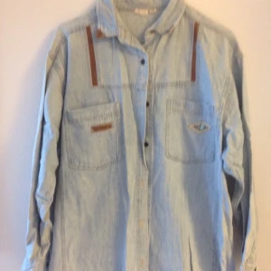  - Jeansskjorta köpt second hand med skinndetaljer. Unisex. Relax!