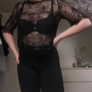 Spetstopp ifrån hm - En jättefin spetstopp ifrån hm, fint skick utom en liten bortklippt bit i nacken (några millimeter) inte synlig. Strl xs, passar mig som oftast har s i tröjor. 200kr