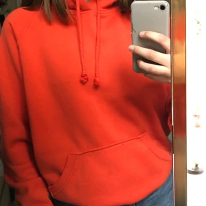 Orange hoodie från bikbok - Assnygg helfärgad orange hoodie från bikbok! Coola puffiga ärmar, jättenice och stor luva och lite oversize i modellen! Storlek XS