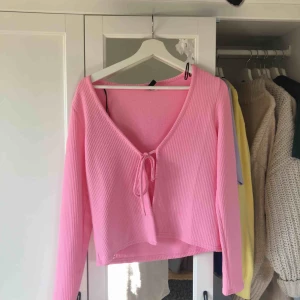  - den är såå fin på men jag passar inte i denna rosa. Köptes nyligen på hm. Frakt tillkommer. Den är slutsåld på hemsidan