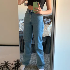 Weekday jeans 25/34 - Jättefina blåa weekday jeans i modellen ”ROWE” som just nu är slutsålda i denhär storleken. Dem är helt nya och har bara testats, då jag känner att jag vill ha en annan storlek! Köparen står för fraktkostnaden😊