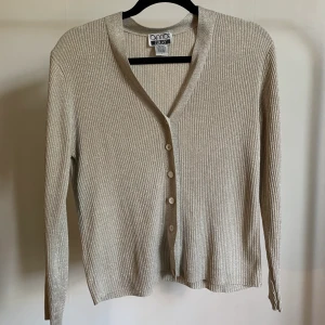 Glittrig cardigantopp 85% silke  - glittrig cardigan/topp från Anna Gray, storlek L 85% silke. Köparen står för frakt men kan mötas i Stockholm! ✨