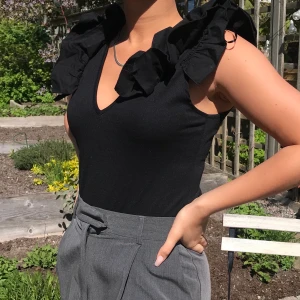 Zara topp st S - Super fin svart topp med ”volang” ärmar. Så som den är V-ringad framtill är den även baktill. 