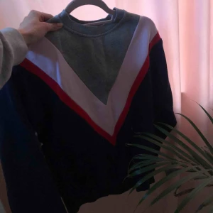  - Jätte mysig och snygg geologer tröja med super fin brytning på 3 färger! Jätte snygg och varm och passar typ med allt!! Köpare står för frakt 💖