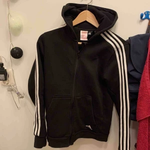  - Adidas Kofta, bra skick. 