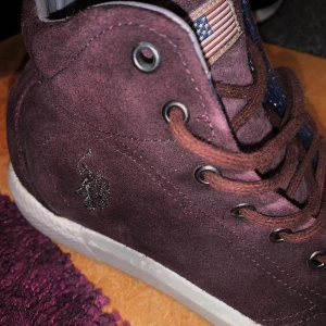 Nästan helt nya polo skor - Säljer dessa jättefina polo skor eftersom de aldrig har kommit till användning. De är en jättefin mörk lila färg. Skriv för mer bilder. Kan mötas upp i Stockholm eller skickas, men då står du såklart för frakten 🥰