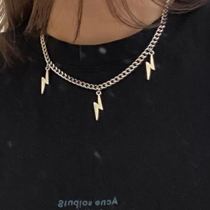 Halsband  - säljer dessa halsband, 70kr. Frakt - 11kr. Helt nytt, aldrig använt