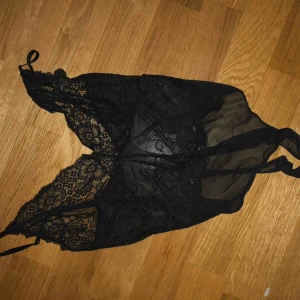  - fin spetsbody från hm. har vart en av mina favvobodies. använd men i bra skick. inköpt för 250kr.