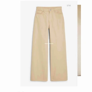Beiga monki jeans i modellen yoko - Helt nya Yoko jeans från Monki! Aldrig använda och slutsålda på hemsidan. Beställde dem och de var tyvärr försmå. Skriv om du vill ha fler bilder. Kan mötas upp i Lund eller Malmö, annars står köparen för frakt!