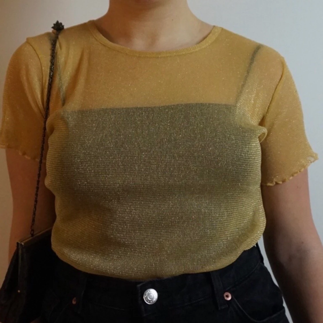 Glittrig och guldig meshtopp