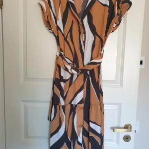 River Island str 8 Beige zebra print mid - Säljer min klänning som jag har använt två gånger. kommer från djur- och rökfritt hem 